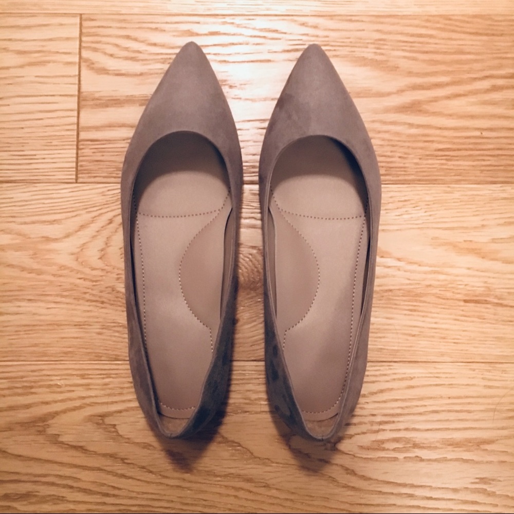 minimalist new  Pointed flats in gray/ beige 6/6.5